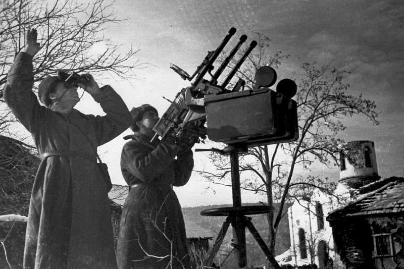Гвардейцы подразделения капитана Камолова ведут огонь по немецким самолетам в районе станицы Шапсугская