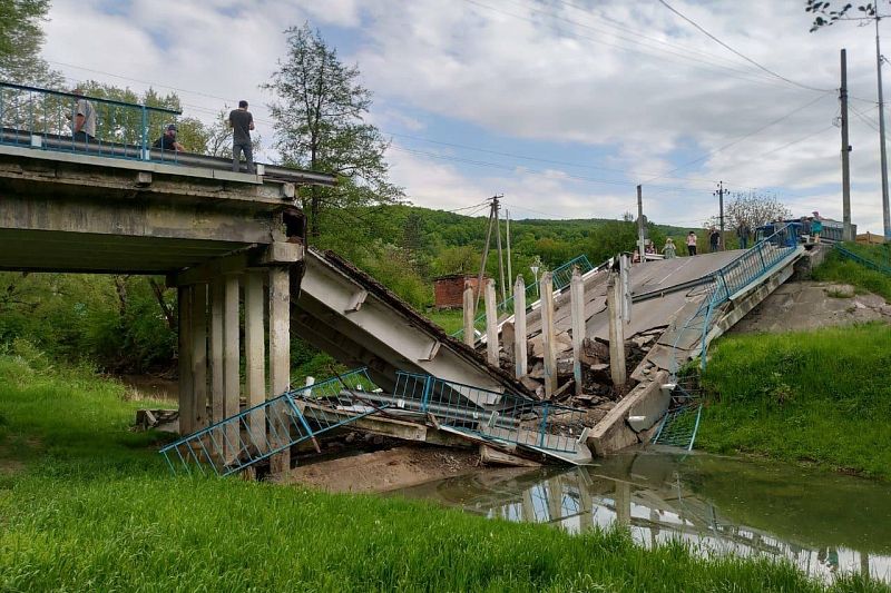 СК организовал проверку после обрушения автомобильного моста в Северском районе