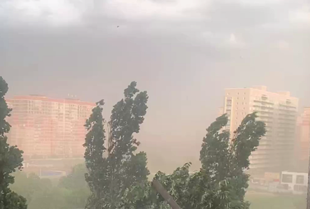 Пыльная буря налетела на Краснодар перед дождем