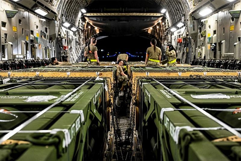Погрузка американскими военными снарядов GMLRS для отправки на Украину, 13 августа 2022 г. 