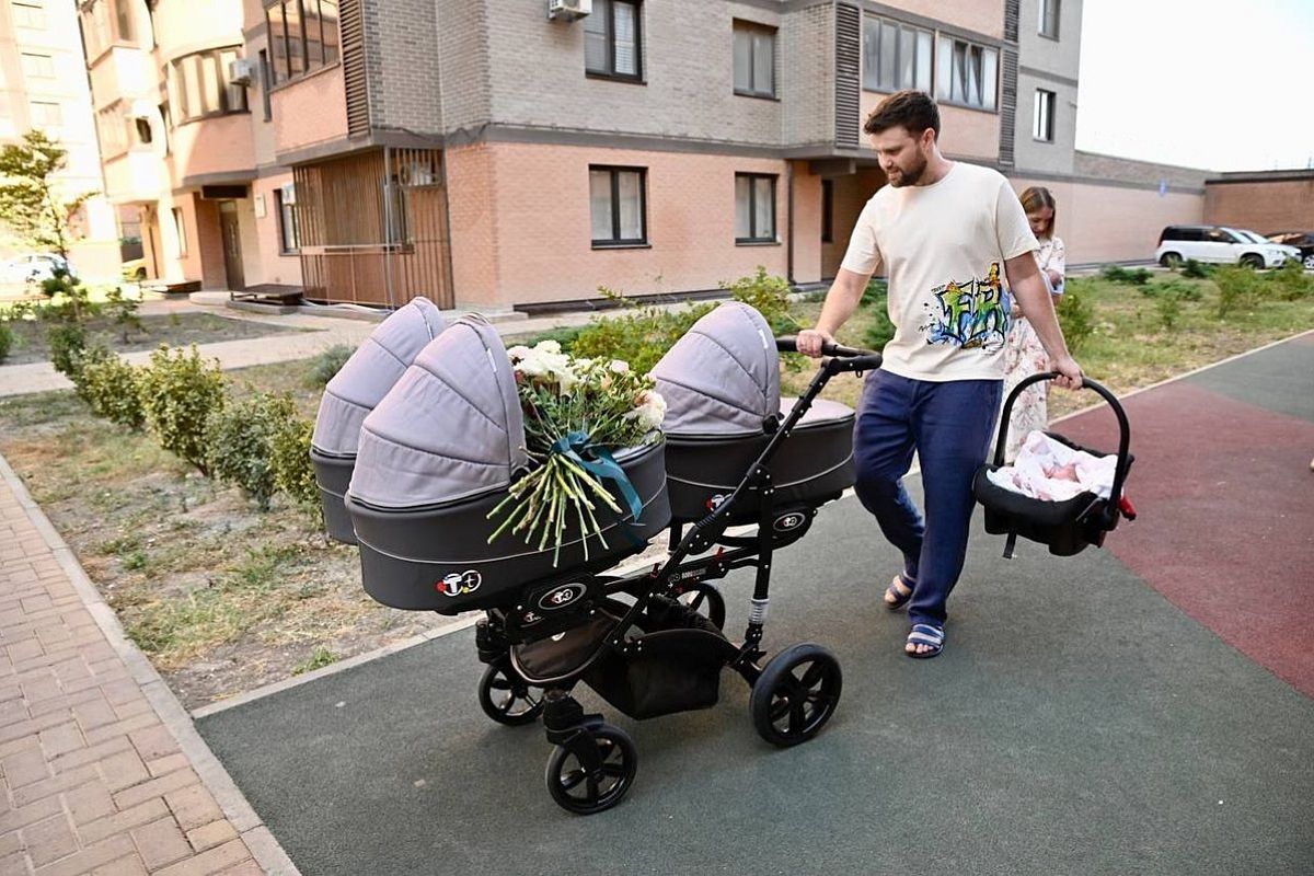 Коляску для тройни получила в подарок семья из Новороссийска