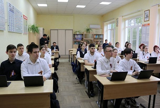 Школьникам Краснодарского края на «Уроке цифры» рассказали о быстрой разработке приложений