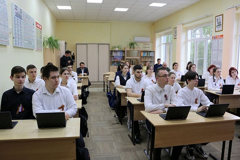 Школьникам Краснодарского края на «Уроке цифры» рассказали о быстрой разработке приложений