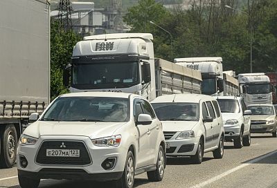 Лето продолжается. На 12 км растянулись пробки на трассе М-4 «Дон» к курортам Краснодарского края