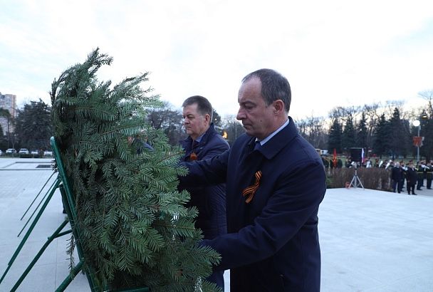 Председатель ЗСК Юрий Бурлачко возложил цветы к памятнику 13 тысячам краснодарцев – жертвам фашистского террора