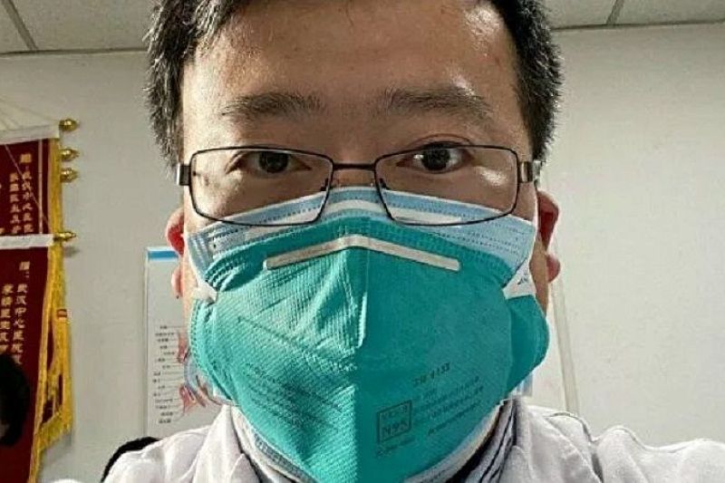В Китае умер врач, который предупреждал о коронавирусе и заразился сам