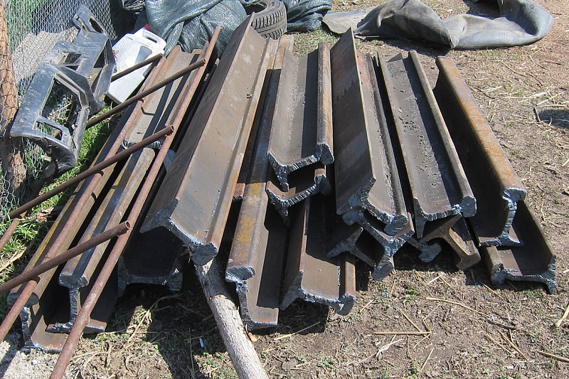 Двое жителей Краснодарского края украли запасные рельсы на железной дороге