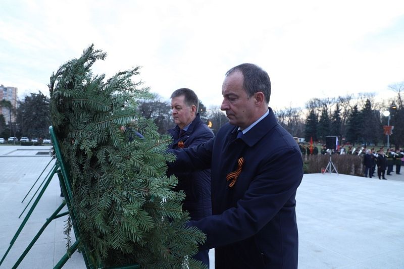 Председатель ЗСК Юрий Бурлачко возложил цветы к памятнику 13 тысячам краснодарцев – жертвам фашистского террора