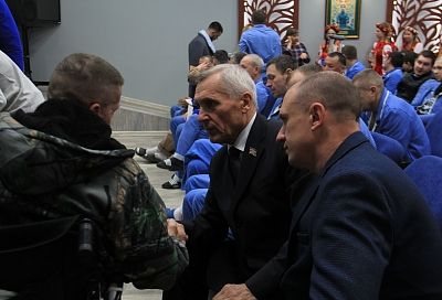 В преддверии Дня защитника Отечества кубанские единороссы навестили бойцов в госпитале