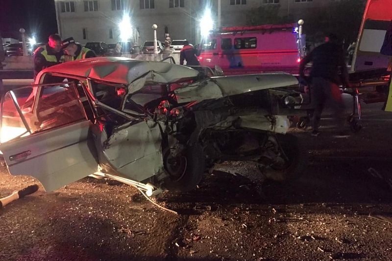 Под Новороссийском в ночном ДТП с грузовиком погибла пассажирка ВАЗа