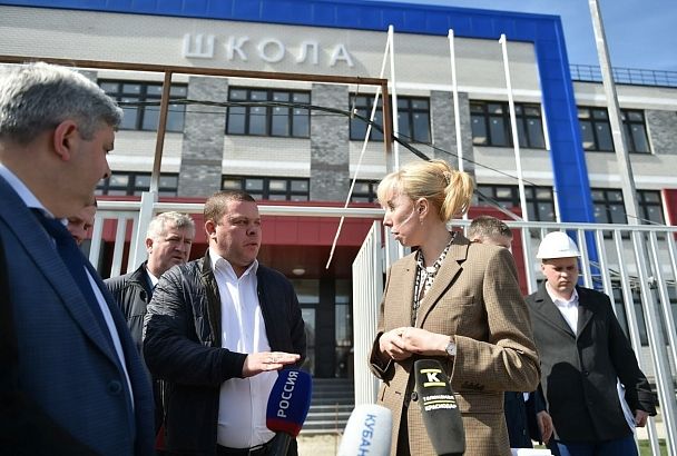 Вице-губернатор Анна Минькова осмотрела строящиеся школы и детский сад в Краснодаре