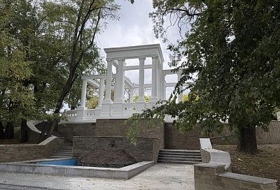 Ремонт колоннады с почти вековой историей завершен в Городском Саду Краснодара
