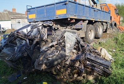В Краснодарском крае в жестком ДТП с КамАЗом погибли водитель и пассажир легковушки