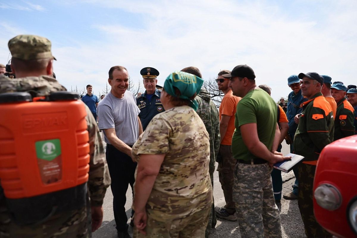 На месте губернатор Краснодарского края Вениамин Кондратьев и заместитель министра МЧС РФ России Анатолий Супруновский встретились со всеми, кто принимал участие в тушении пожара.