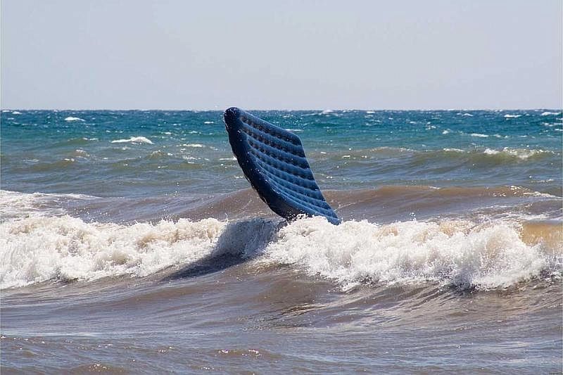 В Анапе из-за сильного отжимного ветра запретили плавать в море на матрасах