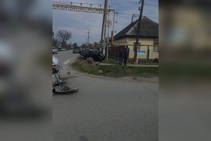 В Славянске-на-Кубани от удара в ДТП  перевернулась «десятка»