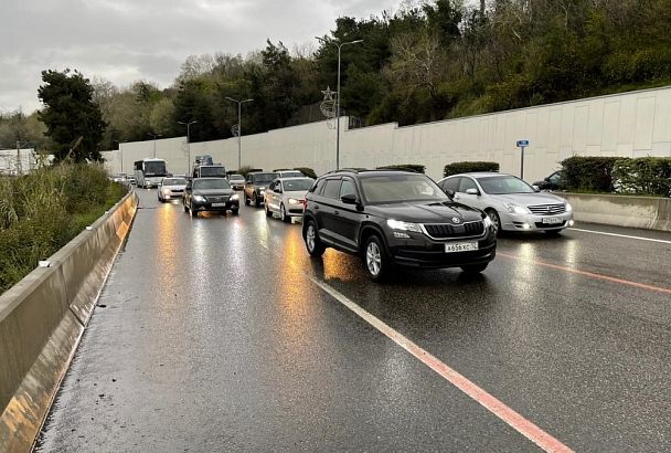 Движение автотранспорта в направлении Сочи - Адлер в районе пляжа «Красный штурм» восстановлено