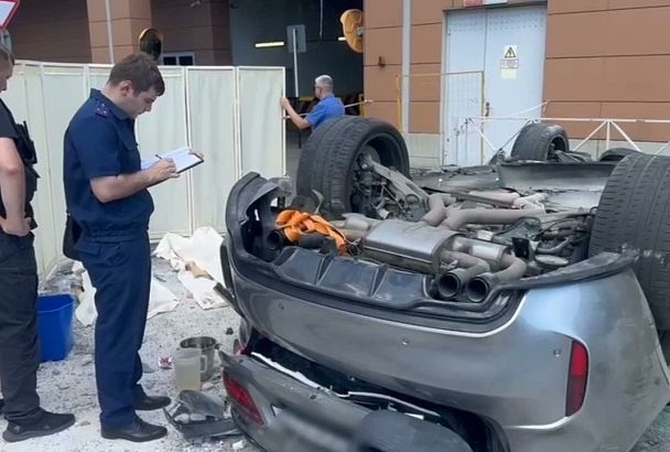 Падение BMW Х6 с парковки ТРЦ в Краснодаре. Что известно к этому часу