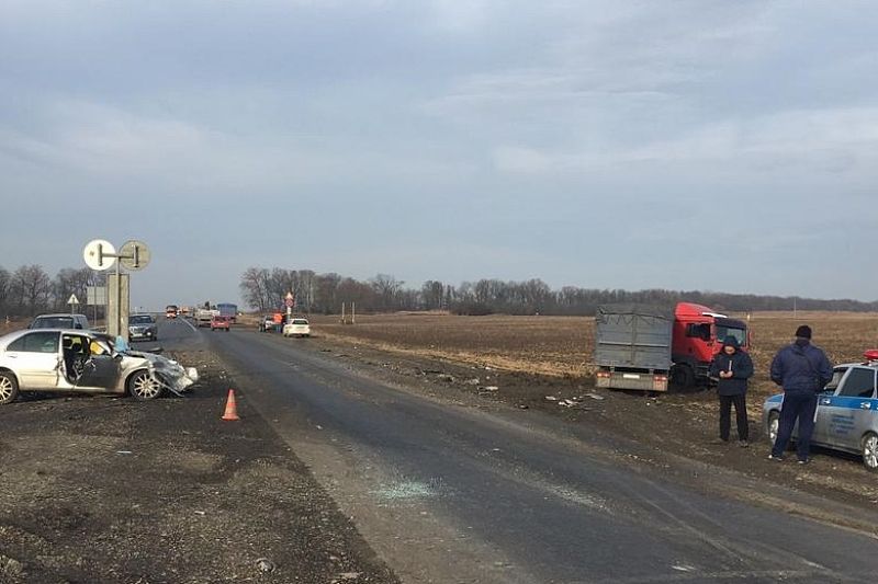 Выехал на встречку: на Кубани в ДТП с грузовиком погибли два человека