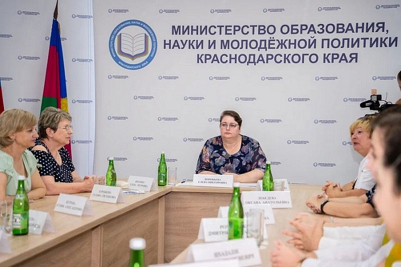 Министр образования Краснодарского края Елена Воробьева встретилась с учащимися педагогических классов