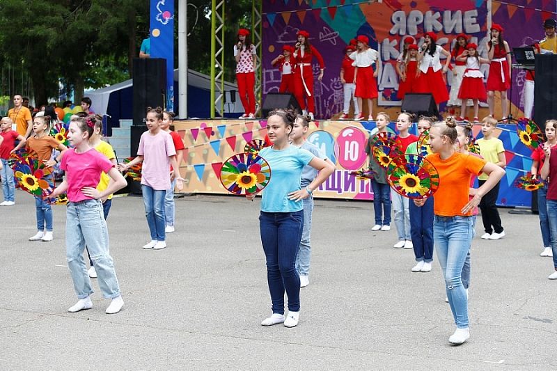 Около двух тысяч детей из всех районов Краснодарского края принимают участие в празднике «Яркие краски детства»