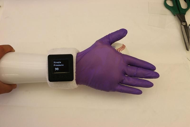 Ученые создали перчатку, которая сделает протезы чувствительными