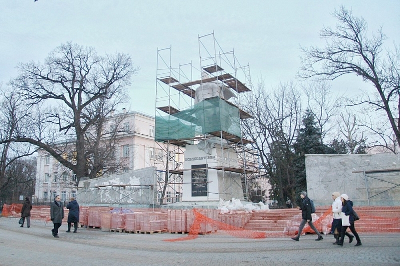 В Краснодаре реставрируют памятник «Воинам-освободителям»