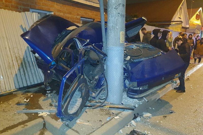 Врезался в столб: пьяный водитель ВАЗа устроил смертельное ДТП на улице Сормовской в Краснодаре