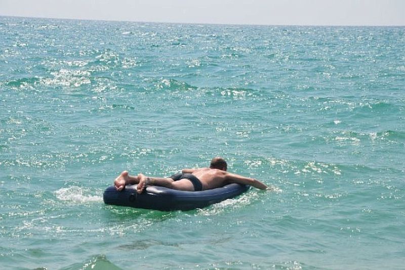 В Сочи мужчину унесло на надувном матрасе в море