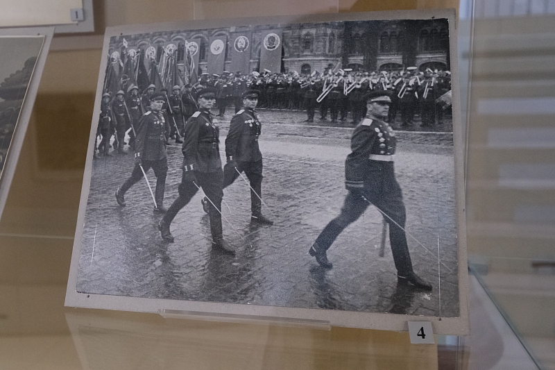 ﻿В экспозиции представлено более 50 военных фотографий.