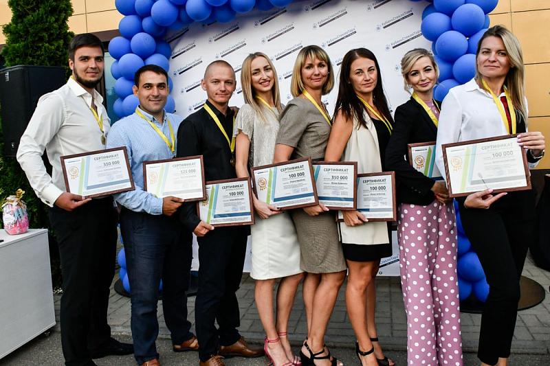 Лучшие сотрудники компании «Кубаньстеклотара» получили премии за работу