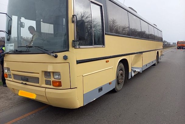 На Кубани иномарка после ДТП врезалась в пассажирский автобус