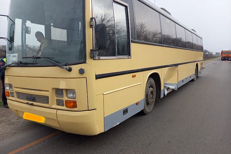 На Кубани иномарка после ДТП врезалась в пассажирский автобус