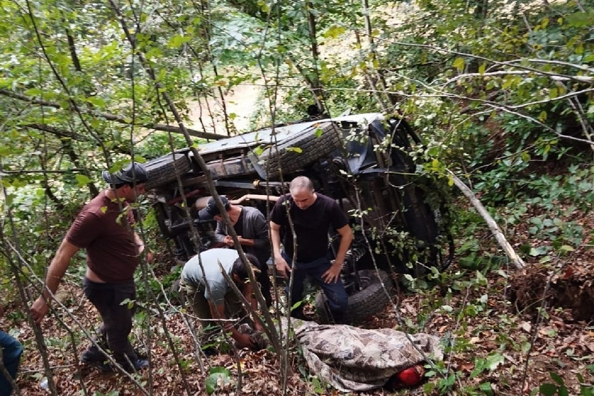 Внедорожник с туристами сорвался в пропасть в Абхазии