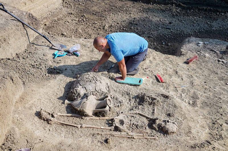 Погребения двух мужчин и женщины IV века до н.э. обнаружили археологи в Адыгее