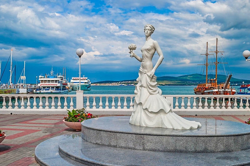 Ребенок залез на «Белую невесту»: в Геленджике туристов попросили беречь символ курорта