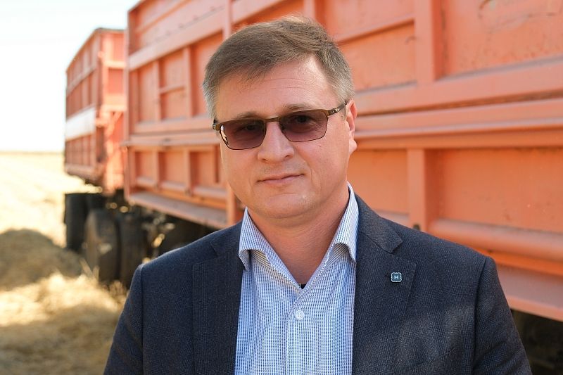 Руководитель полтавского предприятия Владимир Эмгрунт уверен, что в тяжелые для государства времена, полеводы должны работать вдвойне.