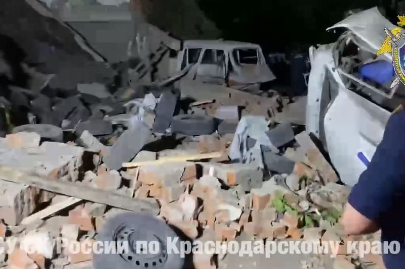Один человек погиб, двое пострадали при обрушении гаража в Краснодаре