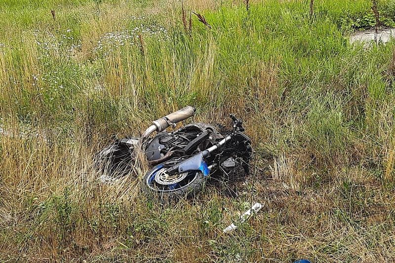 Мотоцикл загорелся после столкновения с легковушкой в Новороссийске
