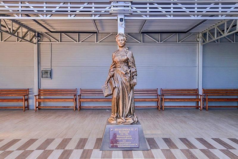 В аэропорту Краснодара установлена скульптура Екатерины II   