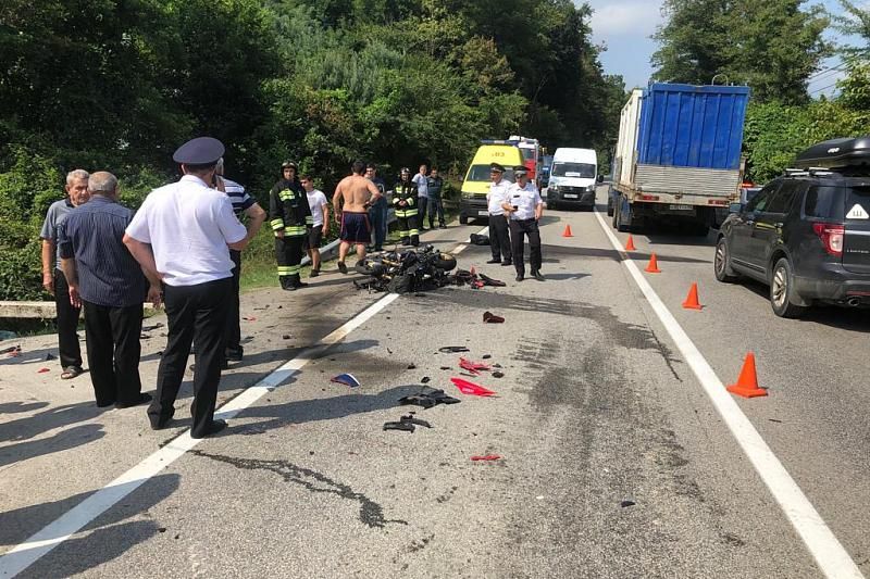В Сочи в жестком ДТП с «КамАЗом» погиб мотоциклист
