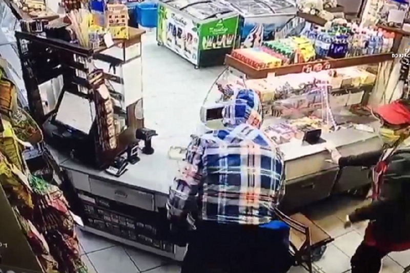 В Анапе мужчина напал на продавца магазина и украл из кассы 11 тыс. рублей