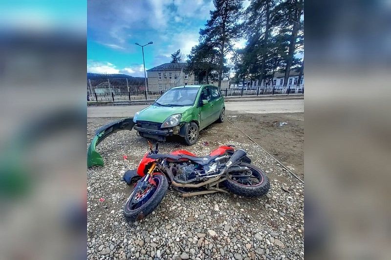 Не уступила дорогу: женщина на иномарке врезалась в подростка на мотоцикле в Краснодарском крае