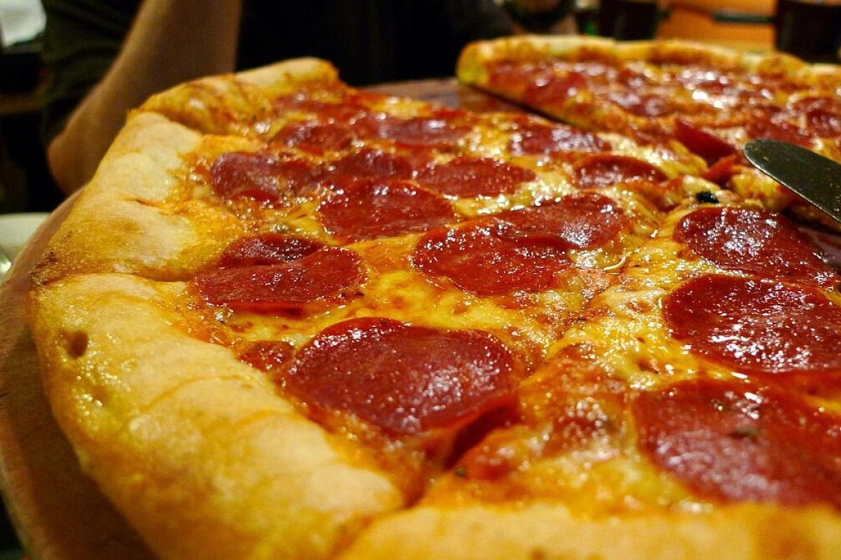 Быстрая пицца без усилий: готовлю без замешивания и выпекаю без духовки