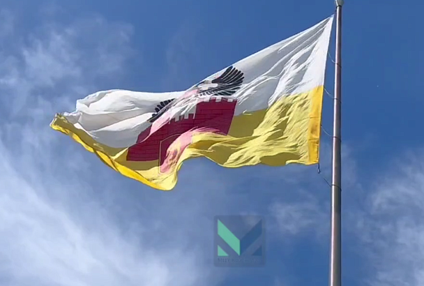 Поврежденный ветром флаг Краснодара над площадью в центре города заменили