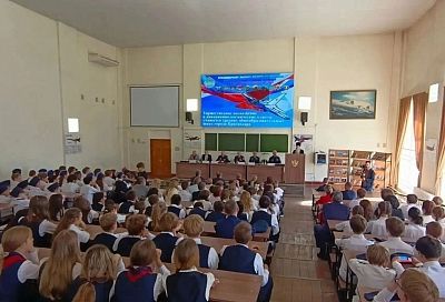 Учеников 11 новых школ Краснодара посвятили в кадеты авиационно-космических классов