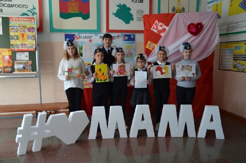 В Краснодарском крае школьники поблагодарили своих мам за соблюдение ПДД