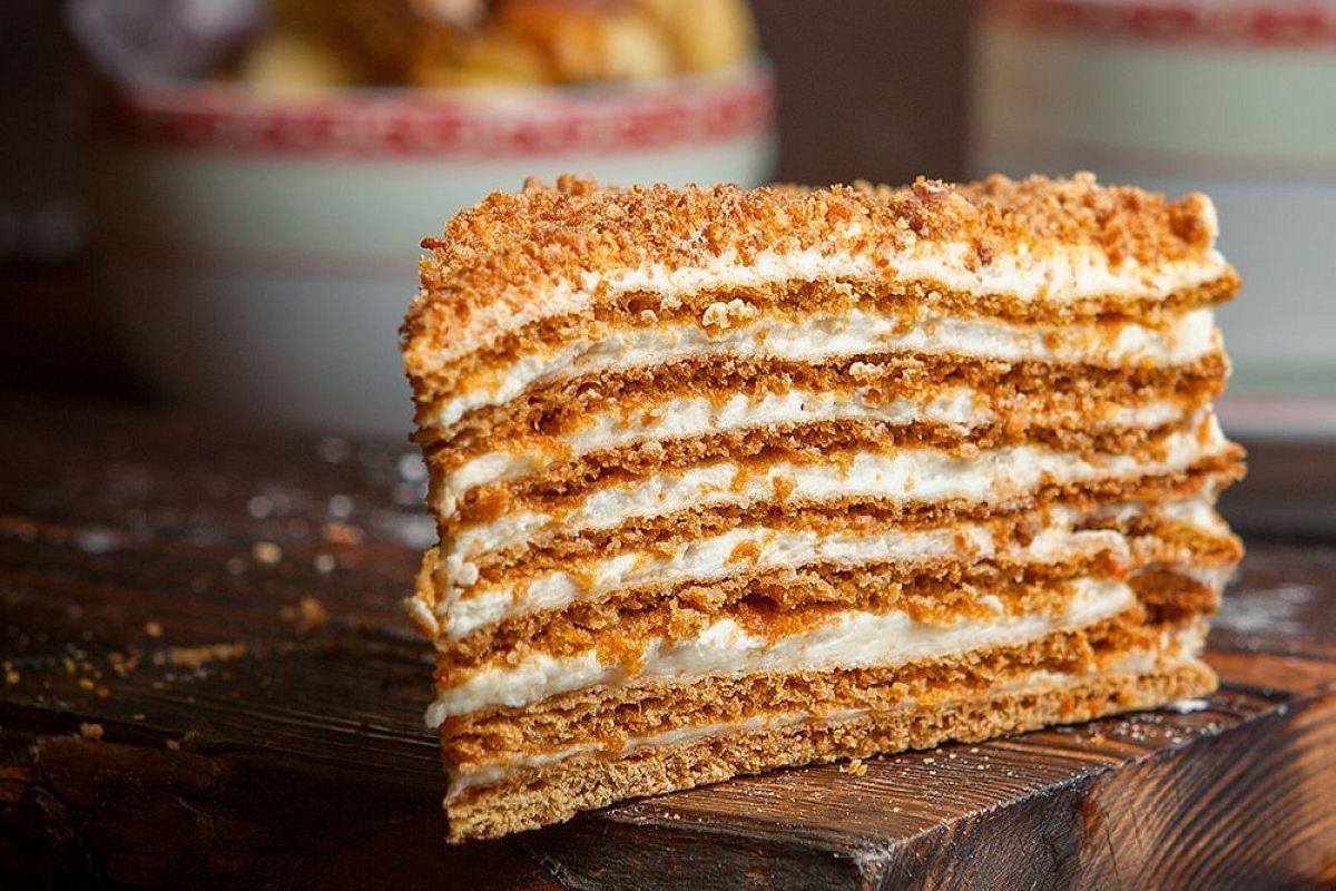 Шоколадный медовик без паники: коржи не рвутся и крем не растекается с первого раза