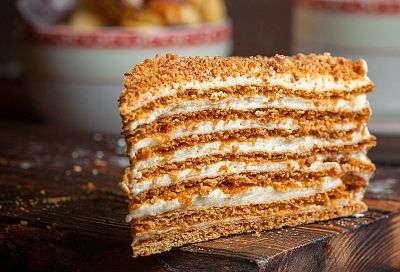 Шоколадный медовик без паники: коржи не рвутся и крем не растекается с первого раза