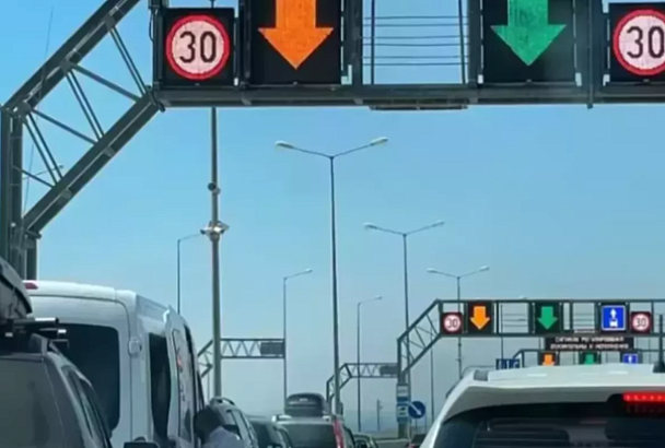 Пробки растут: более 1500 машин ожидают проезда по Крымскому мосту